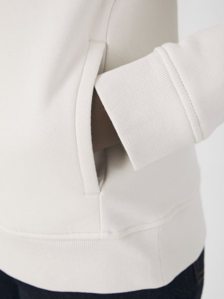 Détails des poches latérales sur le sweat BCW34B en coloris Off White Détails des poches latérales sur le sweat BCW34B en coloris Off White