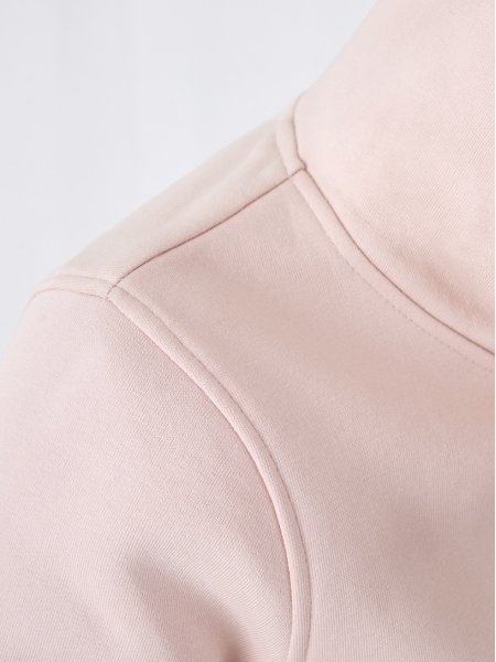 Détails épaule et capuche sur le sweat BCW34B en coloris Soft Rose Détails épaule et capuche sur le sweat BCW34B en coloris Soft Rose