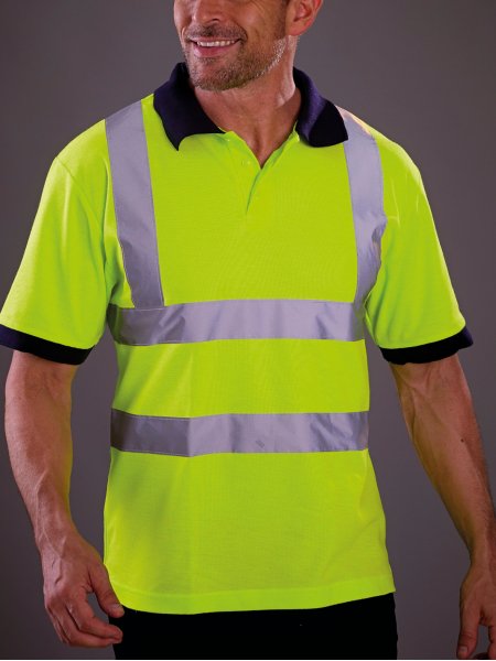 Polo manches courtes haute visibilité en coloris jaune fluo Polo manches courtes haute visibilité en coloris jaune fluo sans logo porté par un homme