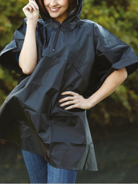 Poncho de pluie YK470 à personnaliser en coloris Black sans logo porté par une femme
