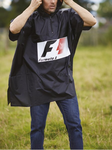 Exemple de logo floqué sur le poncho de pluie unisexe personnalisable YK470 en coloris Black porté par un homme