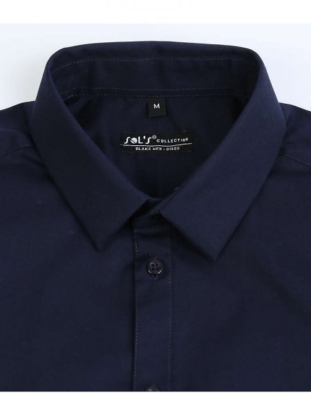 Zoom sur les détails du col de la chemise Blake en coloris Bleu foncé