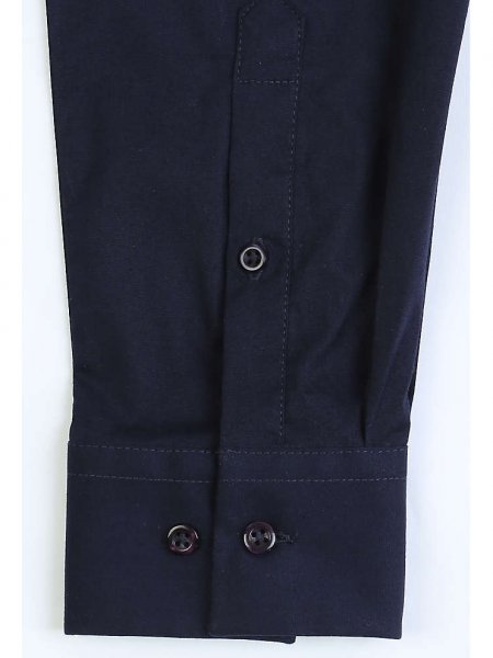 Zoom sur les détails du système de fermeture au poignet de la chemise Blake en coloris Bleu foncé