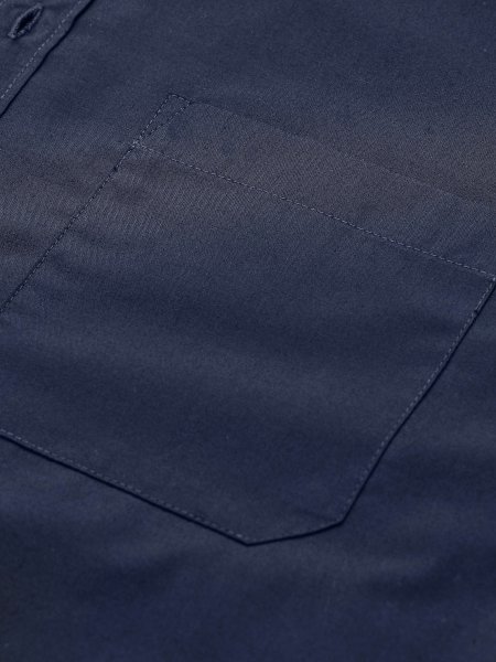 Poche coeur sur la chemise Balitmore Fit en coloris bleu foncé Poche avant au niveau du coeur sur la chemise Balitmore Fit en coloris bleu foncé
