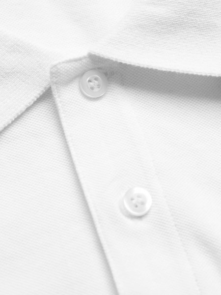 Patte de boutonnage ton sur ton du polo Prestige en coloris blanc Patte de boutonnage ton sur ton du polo Prestige en coloris blanc