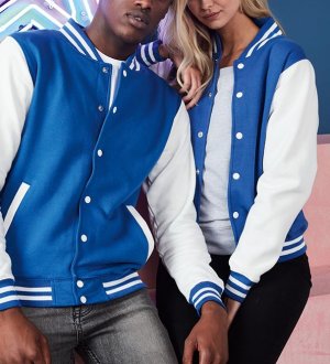 Vestes teddy JH043 coloris Royal Blue / White Un homme et une femme posent, ils portent des vestes teddy JH043 en coloris Royal Blue / White