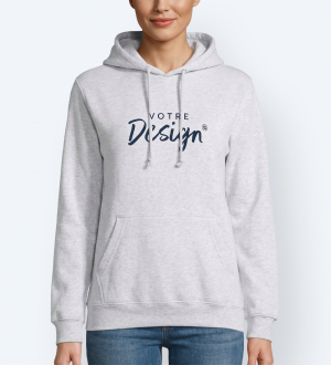 Mannequin femme de face portant le sweat condor à capuche unisexe en couleur gris chine Mannequin femme de face portant le sweat condor à capuche unisexe en couleur gris chine