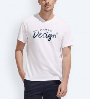 T-shirt Victory blanc T-shirt col V Victory en blanc avec votre design