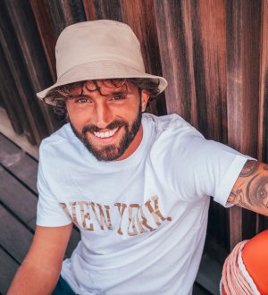 Bob personnalisable en polyester recyclé AT206 en coloris khaki Bob personnalisable en polyester recyclé AT206 en coloris khaki porté par un homme