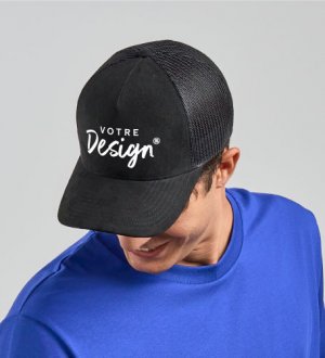 Mannequin homme de face portant la Casquette trucker effet daim à personnaliser