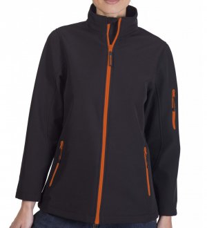 La veste softshell PK769 à zips bicolores personnalisable en coloris Black Orange Le mannequin femme porte la veste softshell à zips bicolores PK769 à personnaliser en coloris Black Orange