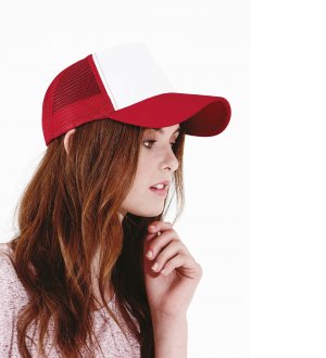 La casquette trucker à filet B640 à personnaliser en coloris Classic Red / White Le mannequin porte la casquette trucker à filet B640 à personnaliser en coloris Classic Red / White