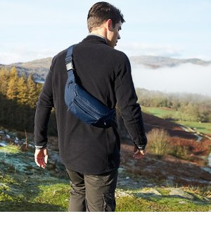 Sac banane QD012 en coloris French Navy Sac banane QD012 en coloris French Navy porté en bandoulière dans le dos par un homme