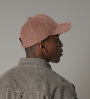 mannequin homme de dos portant la Casquette baseball en velour personnalisable mannequin homme de dos portant la Casquette baseball en velour personnalisable