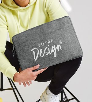 Pochette ordinateur portable BG068 15" en coloris Grey avec exemple de logo imprimé Pochette pour ordinateur portable BG068 15 pouces en coloris Grey avec exemple de logo imprimé