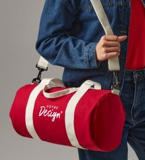 mannequin portant le Mini sac barrel personnalisable mannequin portant le Mini sac barrel personnalisable