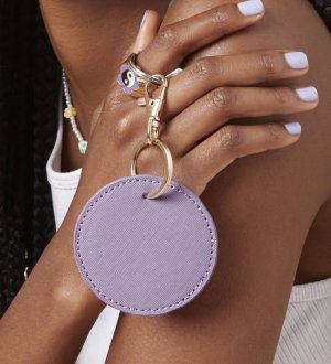 femme avec porté clé violet lilas à personnaliser 