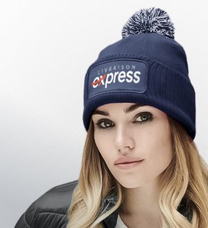 vue portée bonnet à pompon à personnaliser en couleur grey avec votre logo vue portée bonnet à pompon à personnaliser en couleur grey avec votre logo