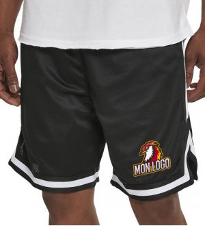 Short de basket personnalisé BY047 en coloris Black/White avec exemple de logo floqué Short de basket personnalisé BY047 en coloris Black/White avec exemple de logo floqué sur le bas d'une cuisse