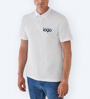 Le mannequin homme porte le polo à manches courtes CGPUI10 à personnaliser en coloris White