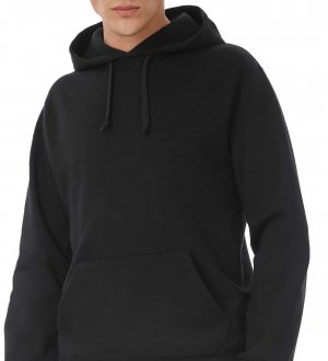 Le sweat à capuche et poche kangourou CGWUI21 à personnaliser en coloris Black Le mannequin homme porte le sweat CGWUI21 à capuche et poche kangourou à personnaliser en coloris Black