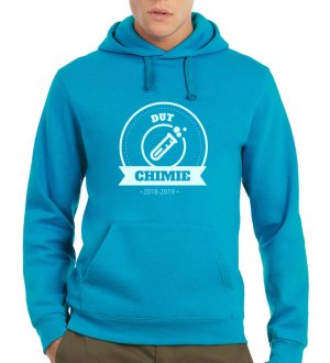 Le sweat à capuche et poche kangourou CGWUI21 à personnaliser en coloris Atoll Le mannequin homme porte le sweat CGWUI21 à capuche et poche kangourou à personnaliser en coloris Atoll