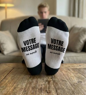 Chaussettes à message caché sous les pieds portées