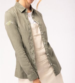 Exemple de logo floqué sur la manche de la chemise en coton bio NS503 coloris Pale Khaki Exemple de logo floqué sur la manche de la chemise en coton bio NS503 coloris Pale Khaki