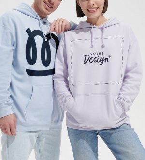 une femme et un homme portant le sweat Condor en coloris Lilas et Bleu Arctique à personnaliser avec votre logo une femme et un homme portant le sweat Condor en coloris Lilas et Bleu Arctique à personnaliser avec votre logo