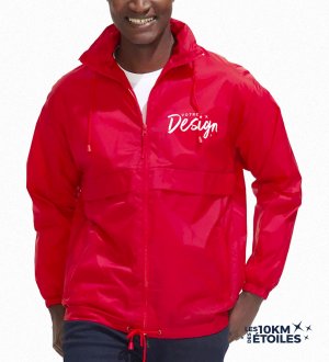 mannequin homme de face portant le Coupe-vent unisexe 10 km des Étoiles personnalisable 