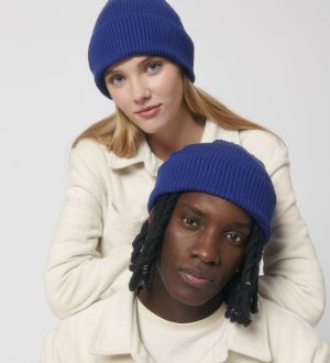 Manequin homme et femme portant le bonnet pêcheur unisexe STAU771 en couleur worker blue Manequin homme et femme portant le bonnet pêcheur unisexe STAU771 en couleur worker blue