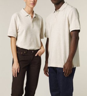 Homme et femme portant le Prepster 2.0 unisexe en coloris Eco-Heather Homme et femme portant le Prepster 2.0 unisexe en coloris Eco-Heather