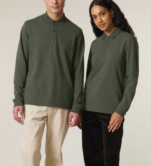 Homme et femme portant le Prepster 2.0 manches longues unisexe en coloris Khaki Homme et femme portant le Prepster 2.0 manches longues unisexe en coloris Khaki