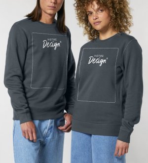 un homme et une portant le sweat Roller personnalisé avec votre logo en coloris Indian Ink un homme et une femme portant le sweat Roller personnalisé avec votre logo en coloris Indian Ink