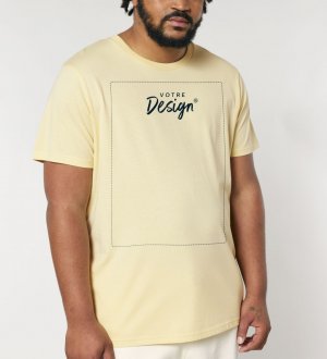 un homme portant le t-shirt CRAFTER avec votre logo dans le coloris butter  un homme portant le t-shirt CRAFTER avec votre logo dans le coloris butter