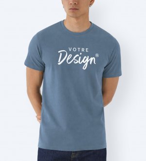 T-shirt E190 à manches courtes Le mannequin homme porte le t-shirt E190 à manches courtes et col rond en tissu épais à personnaliser en coloris stone blue