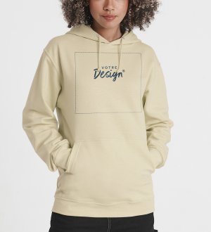 Sweat à capuche JH001 en coloris Vanilla Milkshake porté par une femme avec votre logo dans la zone de personnalisation