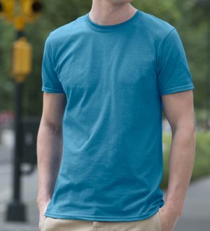 T-shirt imprimable GI6400 en coloris Antique Sapphire Le mannequin homme porte le t-shirt à col rond et manches courtes à personnaliser GI6400 en coloris Antique Sapphire
