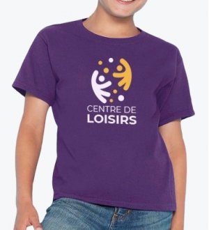 Le t-shirt GI6400B à personnaliser en coloris Purple Le mannequin enfant porte le t-shirt GI6400B à manches courtes et col rond personnalisable en coloris Purple