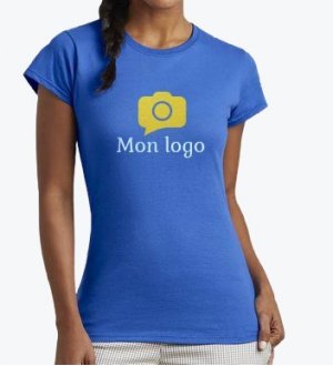 Le GI6400L personnalisable en coloris Royal Blue Le mannequin femme porte le t-shirt GI6400L à manches courtes et col rond personnalisable en coloris Royal Blue