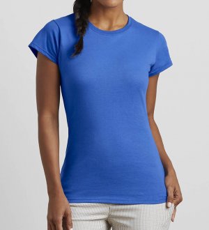 Le GI6400L personnalisable en coloris Royal Blue Le mannequin femme porte le t-shirt GI6400L à manches courtes et col rond personnalisable en coloris Royal Blue