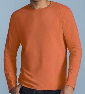 Le t-shirt GI64400 à imprimer en coloris Orange Le mannequin homme porte le t-shirt à manches longues et col rond GI64400 à personnaliser en coloris Orange
