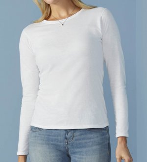 Le t-shirt GI64400L à personnaliser en coloris White Le mannequin femme porte le t-shirt à manches longues GI64400L à personnaliser en coloris White