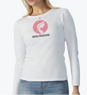 Le t-shirt GI64400L à personnaliser en coloris White Le mannequin femme porte le t-shirt à manches longues GI64400L à personnaliser en coloris White