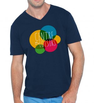Le t-shirt GI64V00 à col V à personnaliser en coloris Navy Le mannequin homme porte le t-shirt col V et manches courtes GI64V00 à personnaliser en coloris Navy