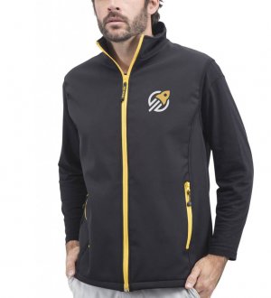 Le bodywarmer softshell PK330 à zips bicolores personnalisable en coloris black gold Le mannequin homme porte le bodywarmer softshell PK330 à zips bicolores à personnaliser en coloris black gold