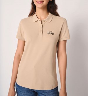 mannequin femme de face portant le Polo piqué femme Basic personnalisable