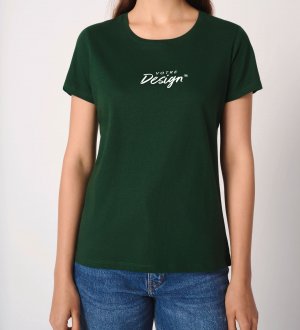 mannequin femme de face portant le T-shirt femme Basic personnalisable mannequin femme de face portant le T-shirt femme Basic personnalisable