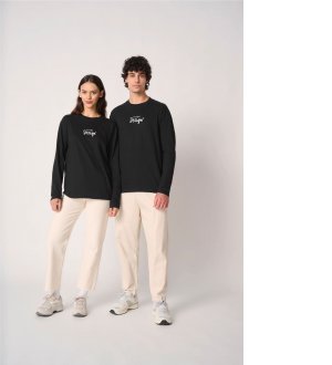 mannequins homme et femme portant le T-shirt unisexe Basic Personnalisable 