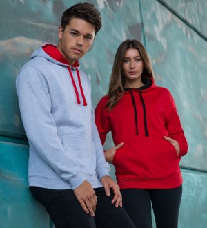 Le sweat à capuche contrastée et poche kangourou JH003 en coloris Heather Grey Fire Red et Fire Red Jet Black Les mannequins homme et femme portent le sweat à capuche contrastée et poche kangourou JH003 à personnaliser en coloris Heather grey Fire red et Fire red Jet black